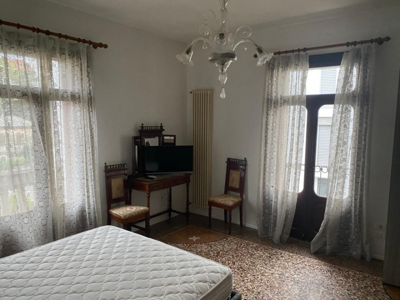 Zona San Felice Si propone in locazione un ampio appartamento completamente arredato, situato al ...