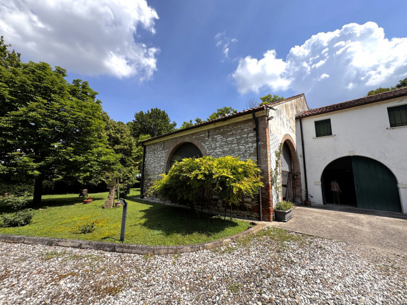 COMPOSIZIONE:
Proponiamo in vendita elegante villa singola, inserita armoniosamente nel paesaggio...
