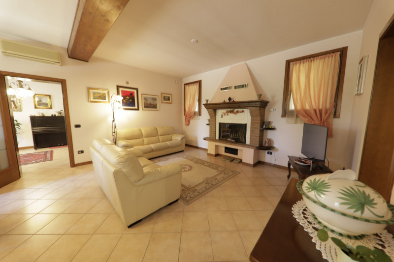 COMPOSIZIONE:
Proponiamo in vendita elegante villa singola, inserita armoniosamente nel paesaggio...