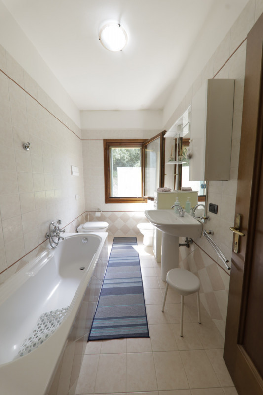 COMPOSIZIONE:
Proponiamo in vendita elegante villa singola, inserita armoniosamente nel paesaggio...