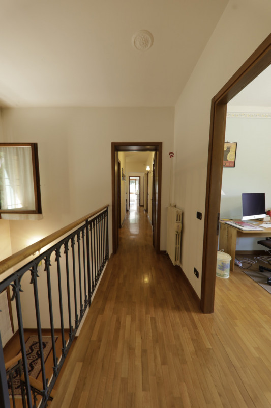 COMPOSIZIONE:
Proponiamo in vendita elegante villa singola, inserita armoniosamente nel paesaggio...