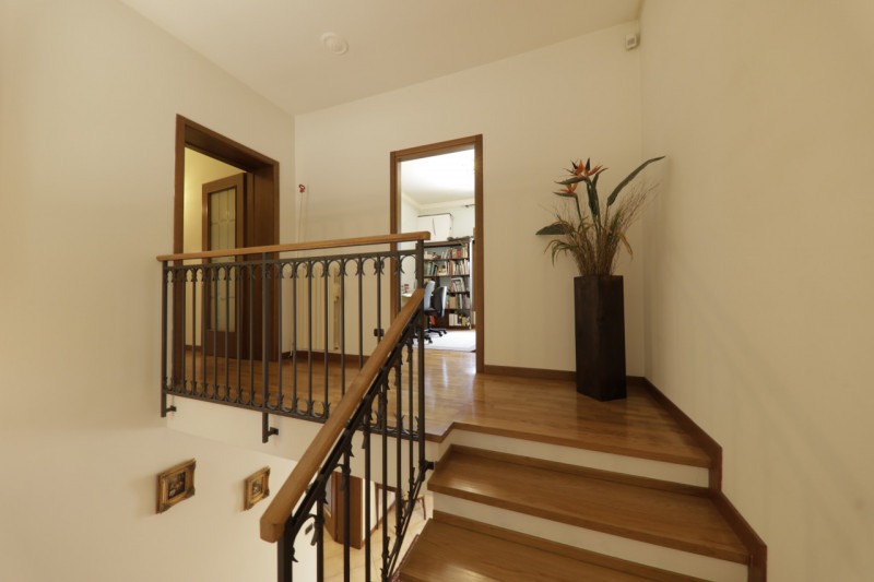 COMPOSIZIONE:
Proponiamo in vendita elegante villa singola, inserita armoniosamente nel paesaggio...
