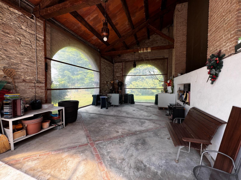 COMPOSIZIONE:
Proponiamo in vendita elegante villa singola, inserita armoniosamente nel paesaggio...