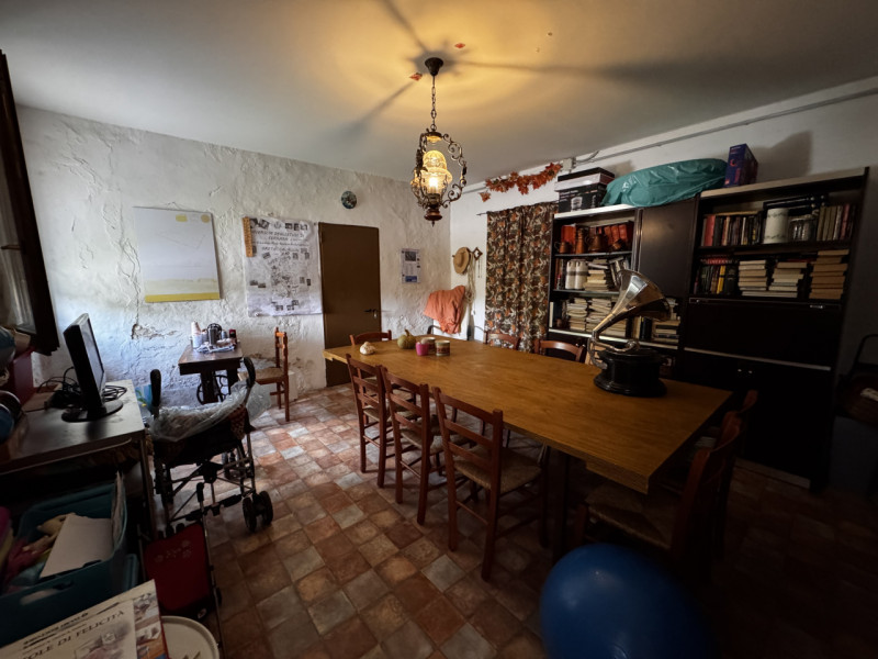 COMPOSIZIONE:
Proponiamo in vendita elegante villa singola, inserita armoniosamente nel paesaggio...