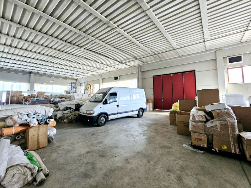 Proponiamo in vendita a Merlara, nella zona artigianale, ampio fabbricato ad uso commerciale e ar...