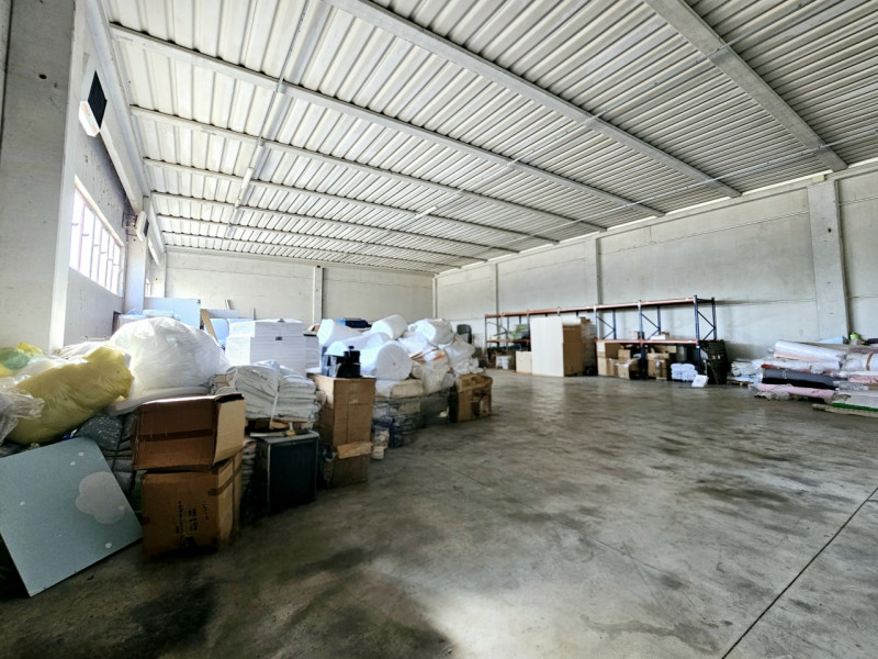 Proponiamo in vendita a Merlara, nella zona artigianale, ampio fabbricato ad uso commerciale e ar...