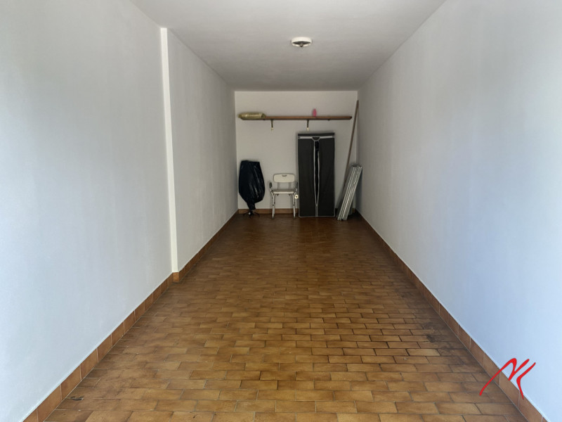 Legnaro, pieno centro, comodo a tutti i servizi e alle fermate delle linee autobus, proponiamo ap...
