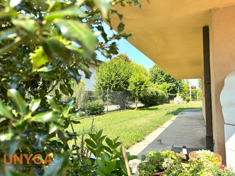 Nel cuore di Maserà, in un tranquillo contesto residenziale immerso nel verde, proponiamo in vend...