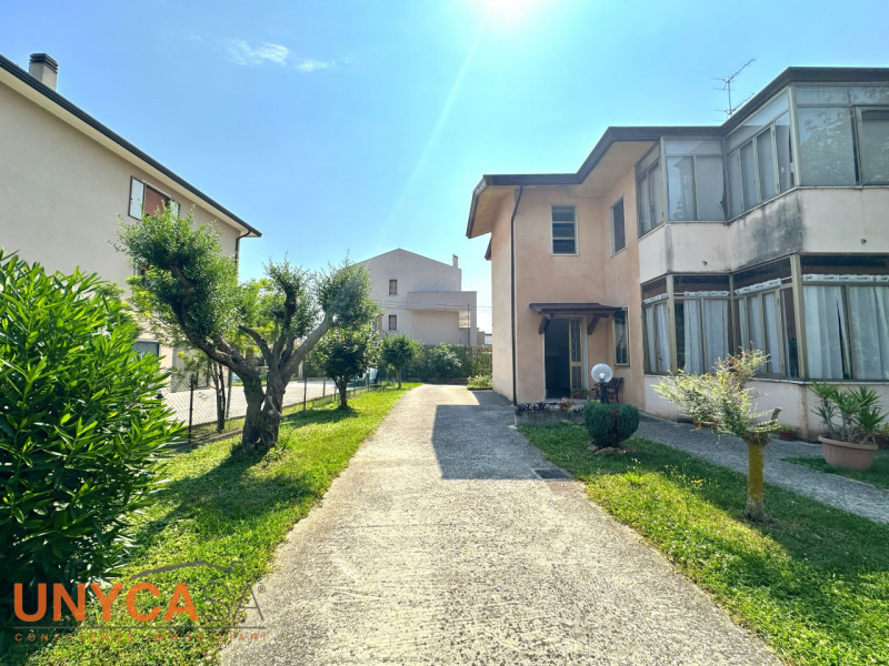 Nel cuore di Maserà, in un tranquillo contesto residenziale immerso nel verde, proponiamo in vend...