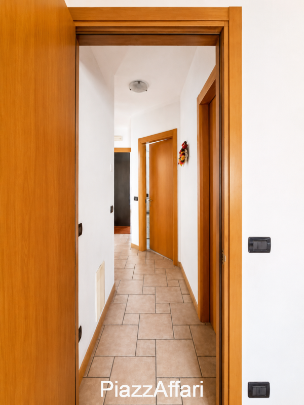 Piove di Sacco, in una stradina chiusa del quartiere Madonna delle Grazie e confinante con un'amp...