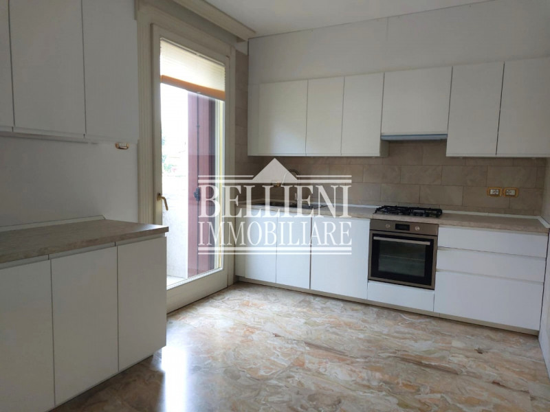CORSO FOGAZZARO - In un elegante e curatissimo contesto residenziale di pregio, proponiamo in loc...