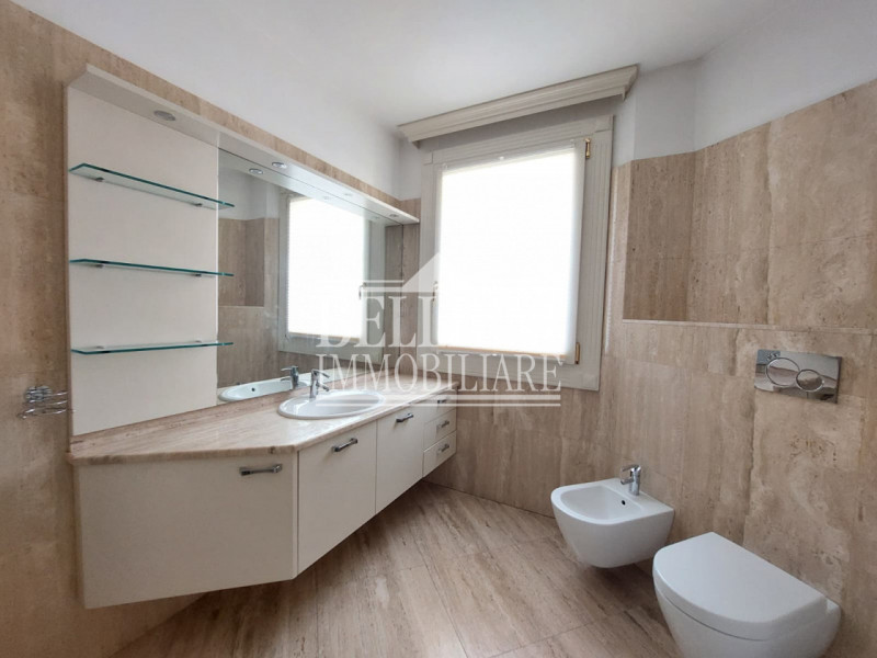 CORSO FOGAZZARO - In un elegante e curatissimo contesto residenziale di pregio, proponiamo in loc...