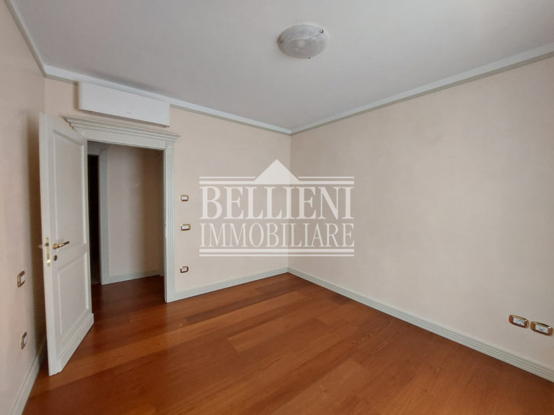 CORSO FOGAZZARO - In un elegante e curatissimo contesto residenziale di pregio, proponiamo in loc...