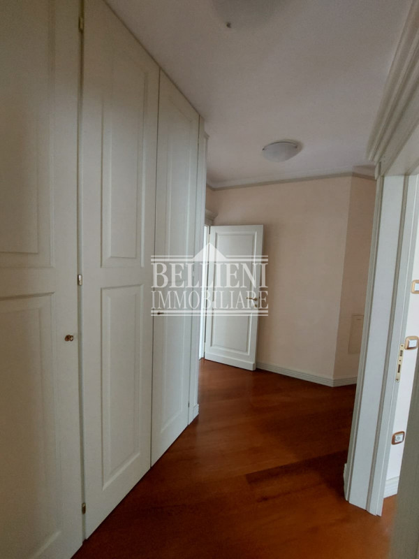 CORSO FOGAZZARO - In un elegante e curatissimo contesto residenziale di pregio, proponiamo in loc...