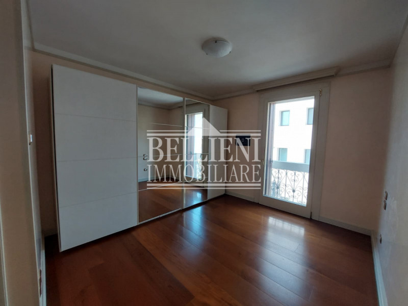CORSO FOGAZZARO - In un elegante e curatissimo contesto residenziale di pregio, proponiamo in loc...