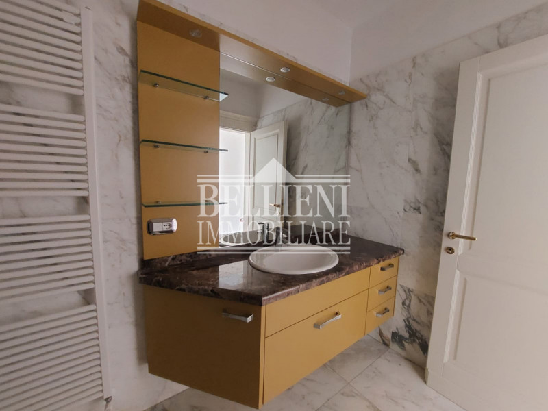 CORSO FOGAZZARO - In un elegante e curatissimo contesto residenziale di pregio, proponiamo in loc...