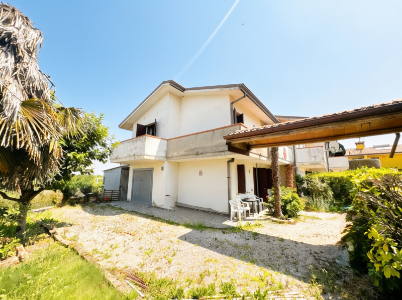 COMPOSIZIONE:
Proponiamo in vendita villetta a schiera di testa caratterizzata da ambienti spazio...