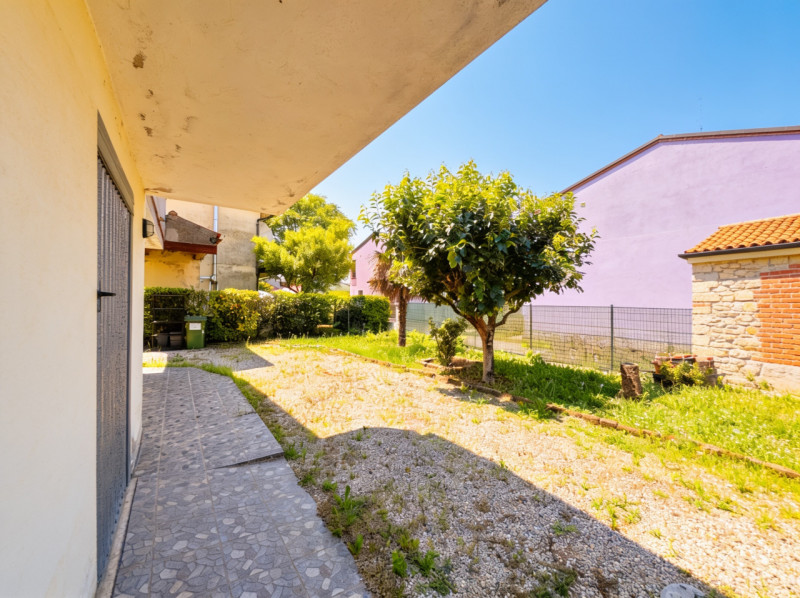 COMPOSIZIONE:
Proponiamo in vendita villetta a schiera di testa caratterizzata da ambienti spazio...