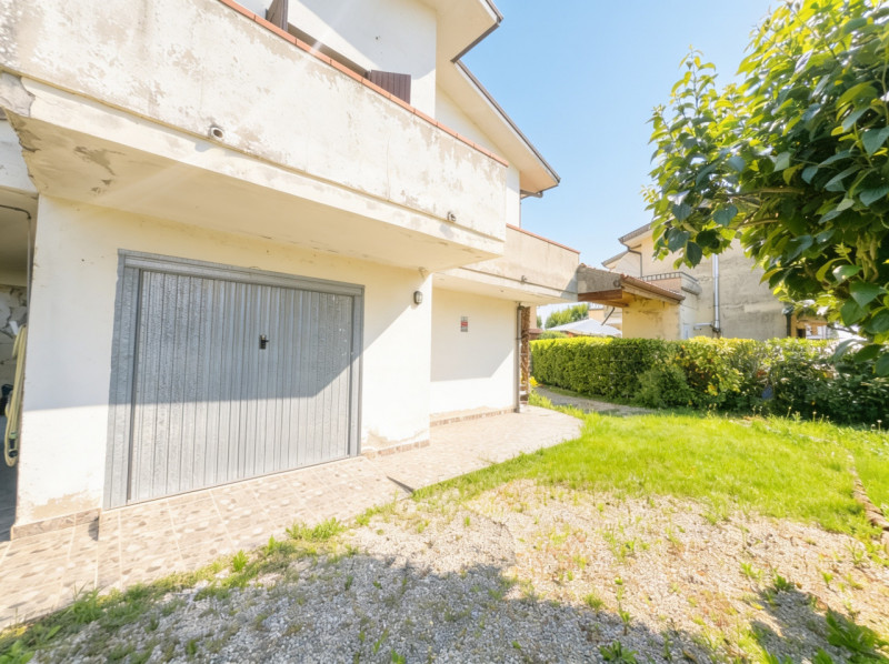 COMPOSIZIONE:
Proponiamo in vendita villetta a schiera di testa caratterizzata da ambienti spazio...