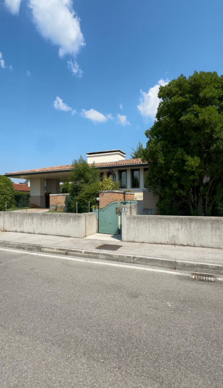 Proponiamo la vendita di una bellissima villa signorile edificata nel 1995 su stile che si aspira...