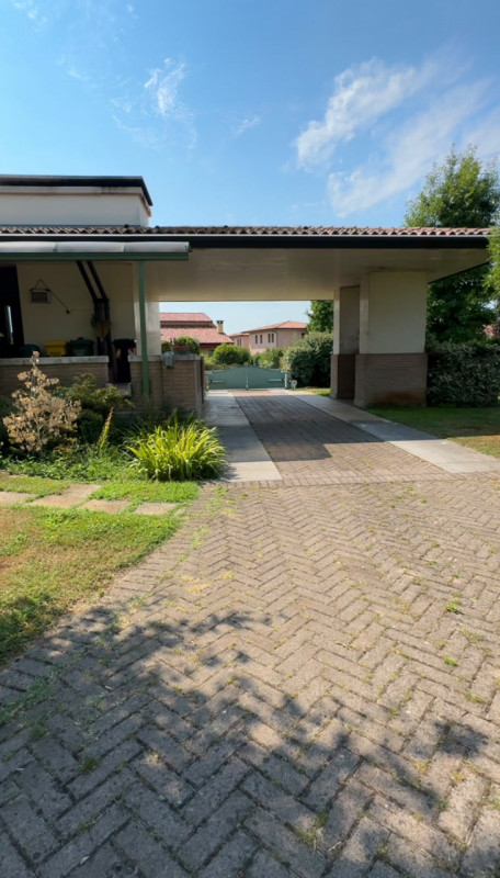 Proponiamo la vendita di una bellissima villa signorile edificata nel 1995 su stile che si aspira...