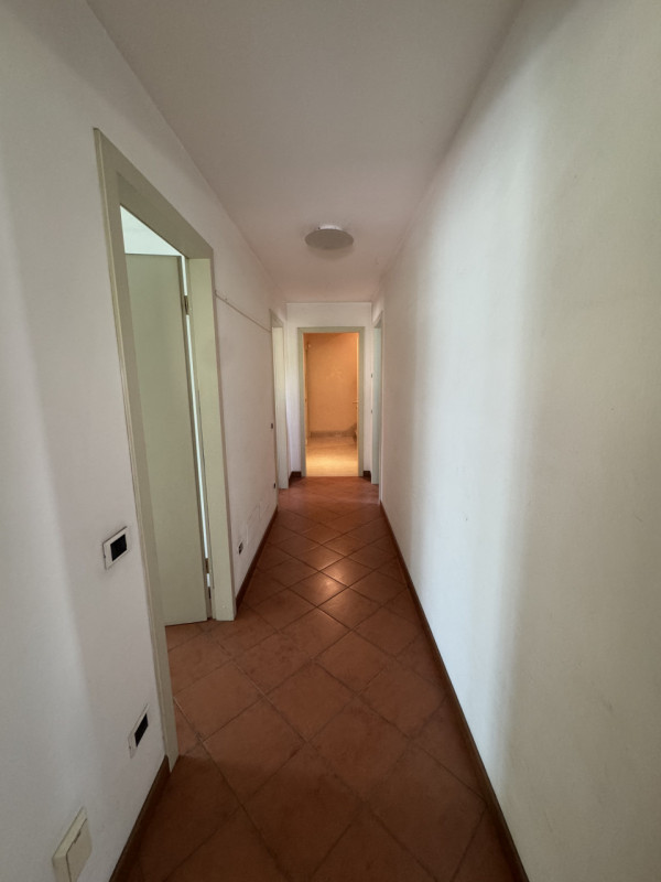 Proponiamo la vendita di una bellissima villa signorile edificata nel 1995 su stile che si aspira...
