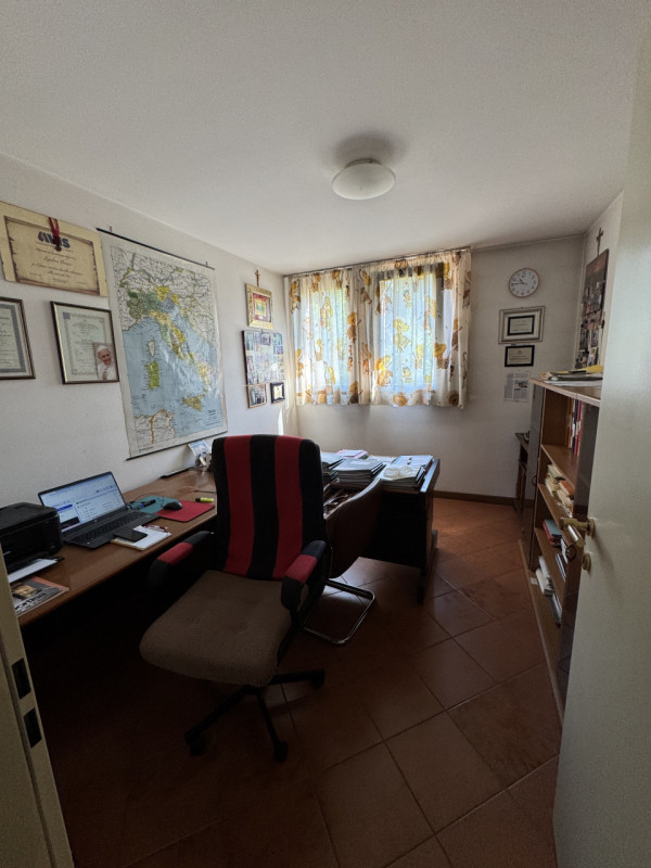 Proponiamo la vendita di una bellissima villa signorile edificata nel 1995 su stile che si aspira...