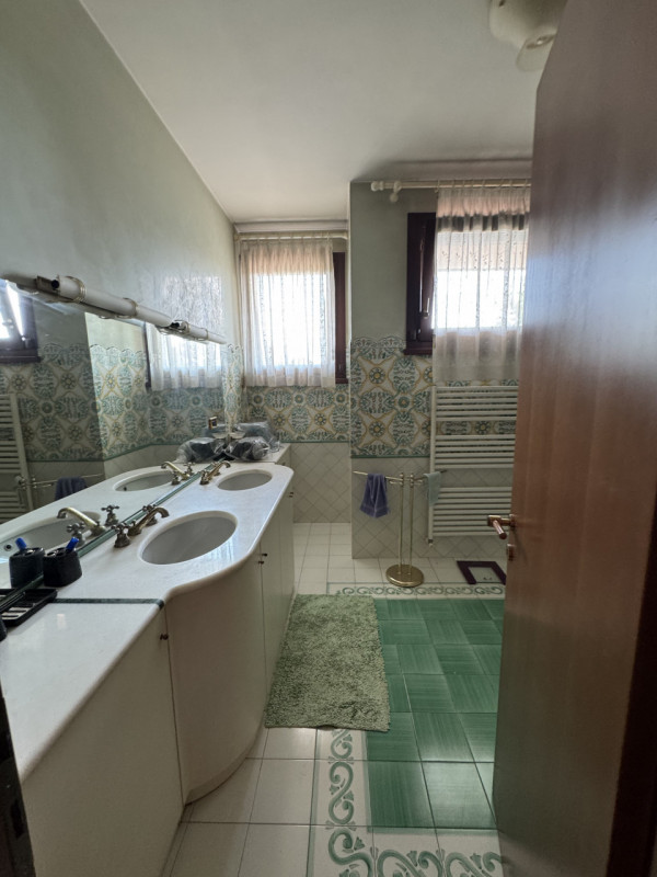 Proponiamo la vendita di una bellissima villa signorile edificata nel 1995 su stile che si aspira...