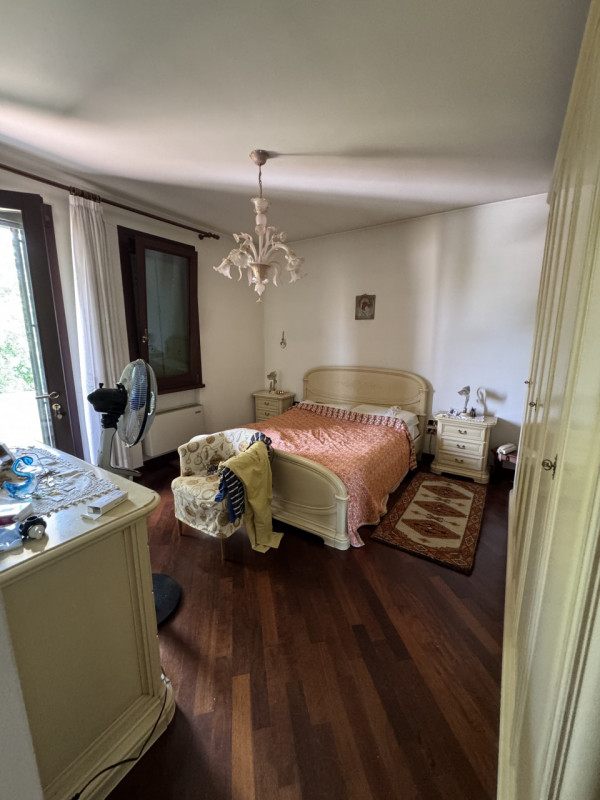 Proponiamo la vendita di una bellissima villa signorile edificata nel 1995 su stile che si aspira...