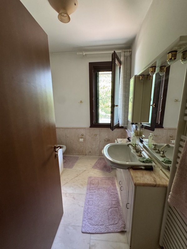 Proponiamo la vendita di una bellissima villa signorile edificata nel 1995 su stile che si aspira...