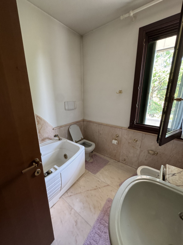 Proponiamo la vendita di una bellissima villa signorile edificata nel 1995 su stile che si aspira...