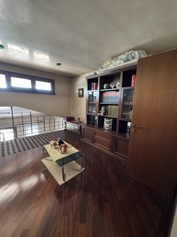Proponiamo la vendita di una bellissima villa signorile edificata nel 1995 su stile che si aspira...