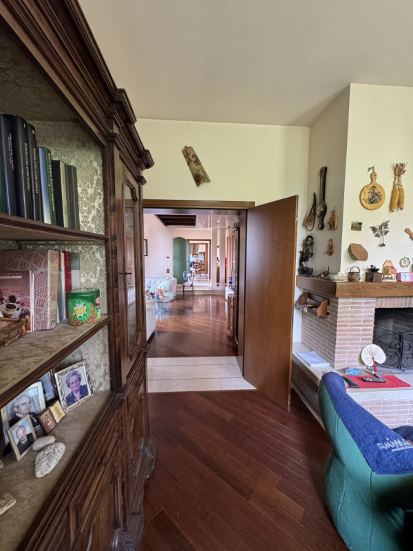 Proponiamo la vendita di una bellissima villa signorile edificata nel 1995 su stile che si aspira...