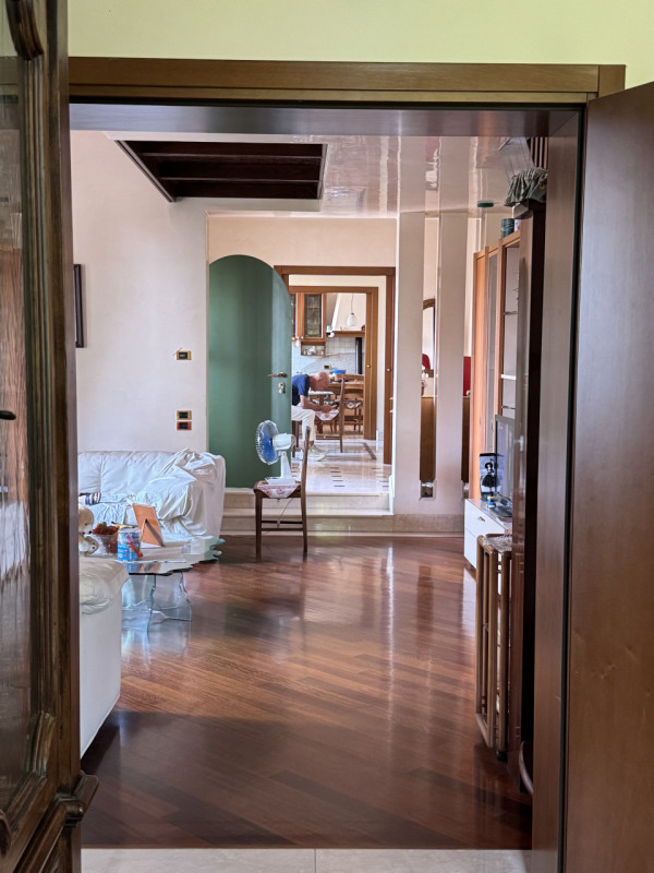 Proponiamo la vendita di una bellissima villa signorile edificata nel 1995 su stile che si aspira...