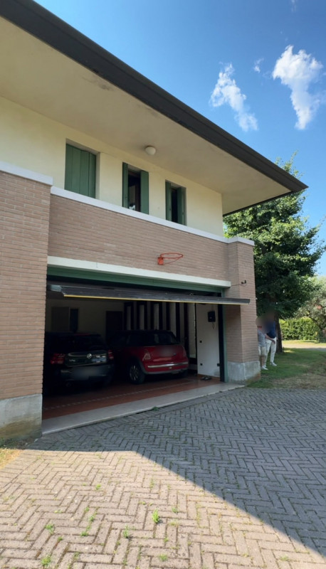 Proponiamo la vendita di una bellissima villa signorile edificata nel 1995 su stile che si aspira...