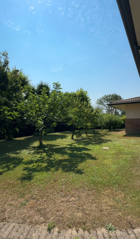 Proponiamo la vendita di una bellissima villa signorile edificata nel 1995 su stile che si aspira...
