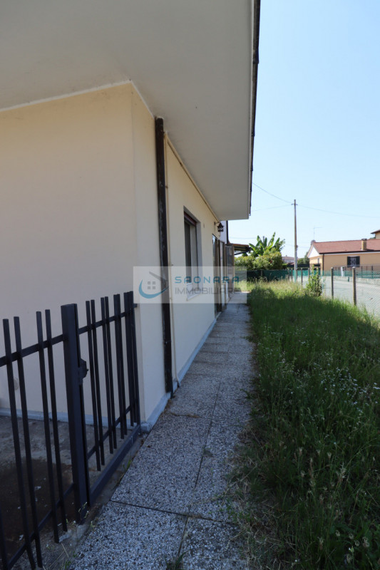 Proponiamo in vendita ampio appartamento quadrilocale di ben 139 mq nel comune di Teolo, ideale p...