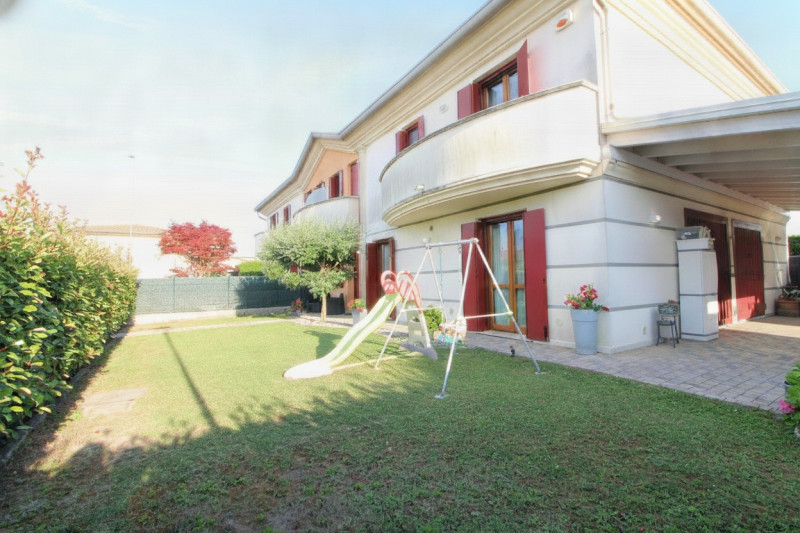 A Terrassa Padovana, precisamente nel centro della vivace cittadina, si propone in vendita un'aff...