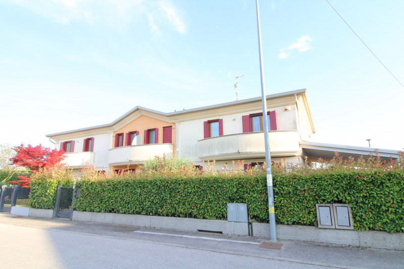 A Terrassa Padovana, precisamente nel centro della vivace cittadina, si propone in vendita un'aff...