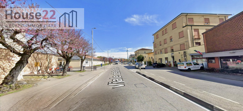 VIALE DELLA PACE 274 (Vicenza Est). In viale della Pace, davanti l'ingresso della Caserma Ederle,...