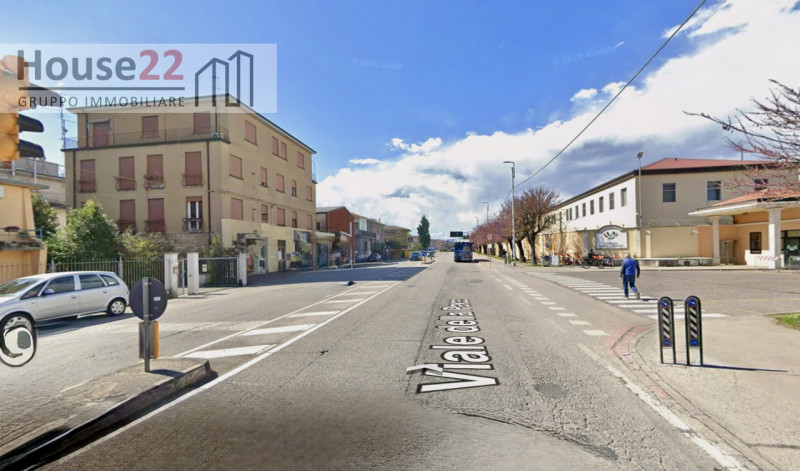 VIALE DELLA PACE 274 (Vicenza Est). In viale della Pace, davanti l'ingresso della Caserma Ederle,...