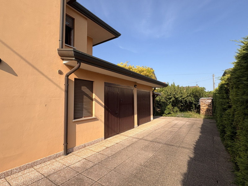 Nel centro di Villanova di Camposampiero, proponiamo in vendita una splendida casa singola di cir...