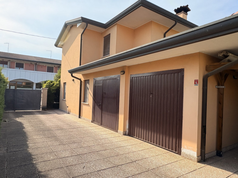 Nel centro di Villanova di Camposampiero, proponiamo in vendita una splendida casa singola di cir...