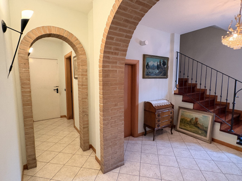 Nel centro di Villanova di Camposampiero, proponiamo in vendita una splendida casa singola di cir...