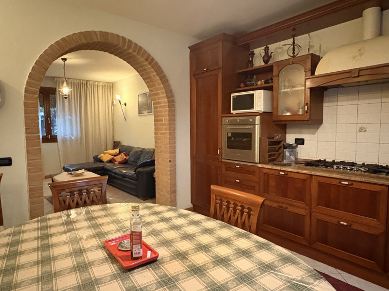 Nel centro di Villanova di Camposampiero, proponiamo in vendita una splendida casa singola di cir...