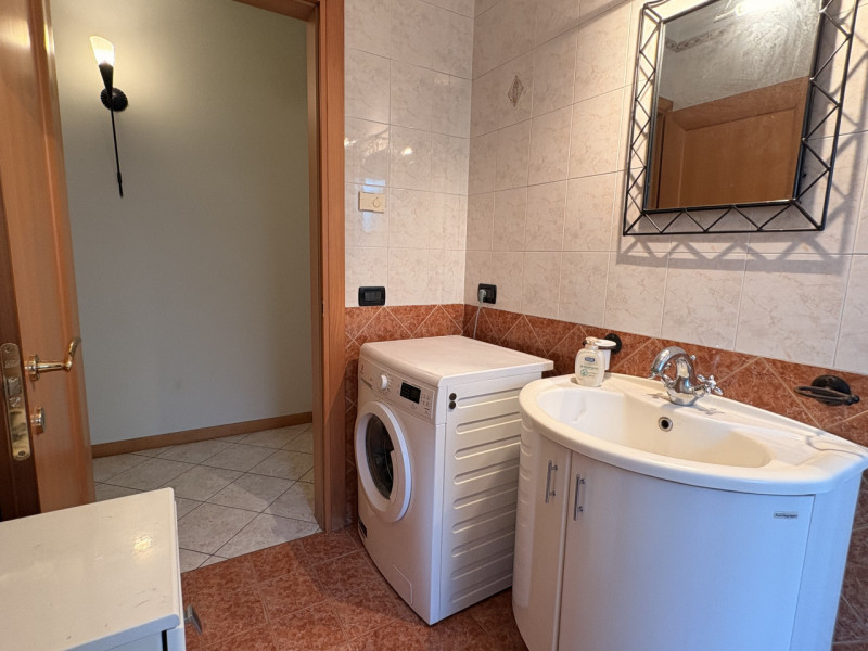 Nel centro di Villanova di Camposampiero, proponiamo in vendita una splendida casa singola di cir...