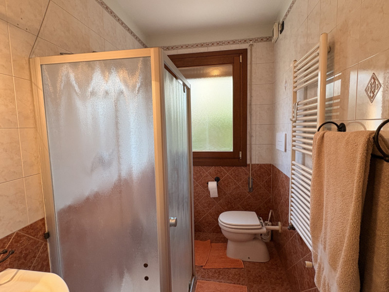 Nel centro di Villanova di Camposampiero, proponiamo in vendita una splendida casa singola di cir...