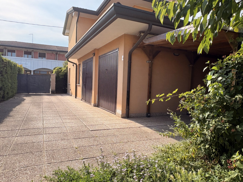 Nel centro di Villanova di Camposampiero, proponiamo in vendita una splendida casa singola di cir...