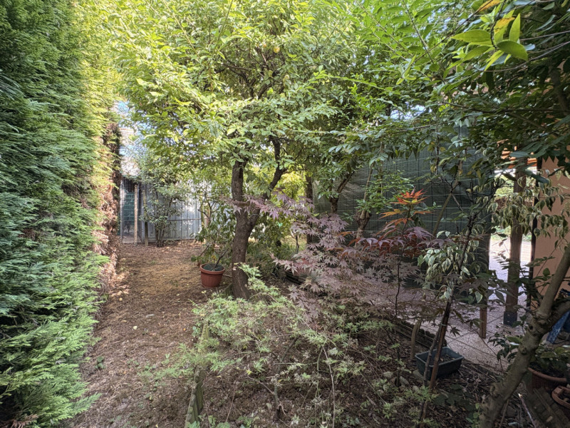 Nel centro di Villanova di Camposampiero, proponiamo in vendita una splendida casa singola di cir...