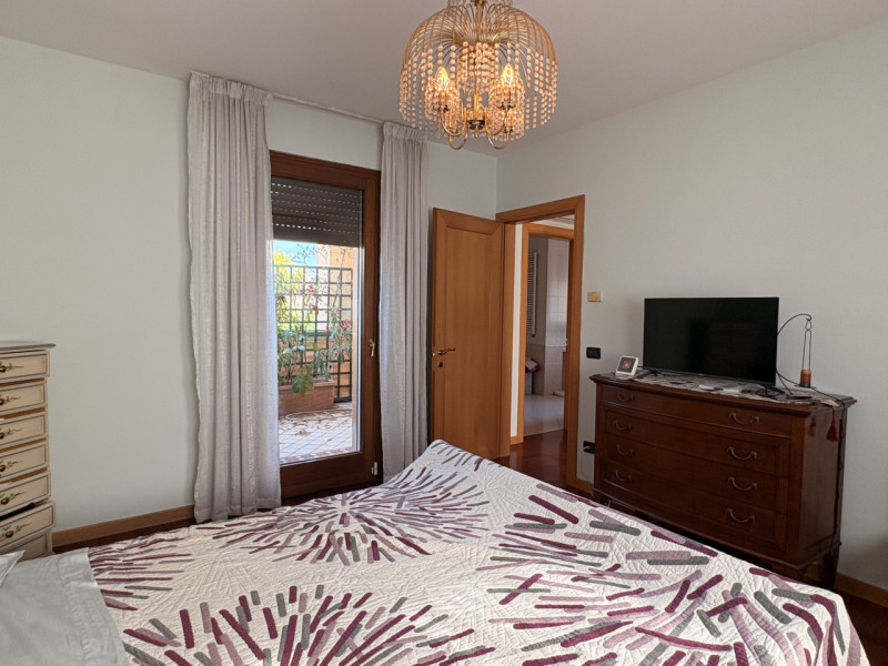 Nel centro di Villanova di Camposampiero, proponiamo in vendita una splendida casa singola di cir...